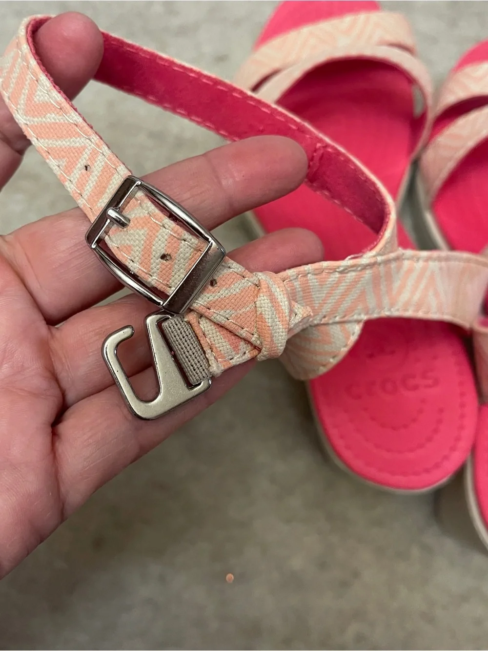 CROCS Leigh Graphic Ankle 2 Strap Wedge Comfort Sandals Womens size 9